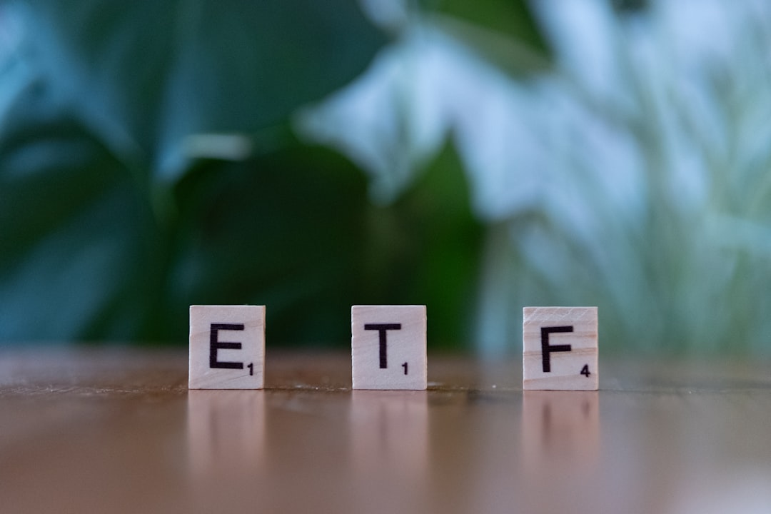 금리 인하기에 - 금리 인하기에 채권·배당주·성장주 ETF로 자금이 어떻게 재배치되는가